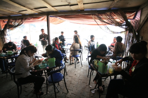 Khách[-]ngồi[-]kín[-]trong[-]túp[-]lều[-]của[-]anh[-]Hoàng